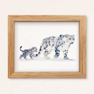 Impresión en acuarela de leopardo de las nieves y su cachorro, arte infantil de safari (descarga digital)
