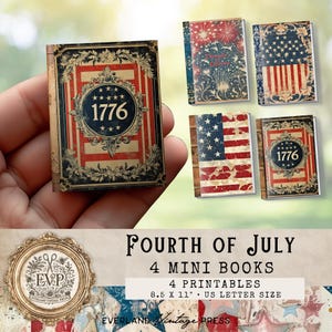 Puede incluir: Un conjunto de cuatro libros en miniatura con temas patrióticos. Un libro se sostiene en una mano, mostrando una portada con el año "1776" en un diseño circular. Otros libros presentan la bandera estadounidense y fuegos artificiales. El texto "Fourth of July" es visible.