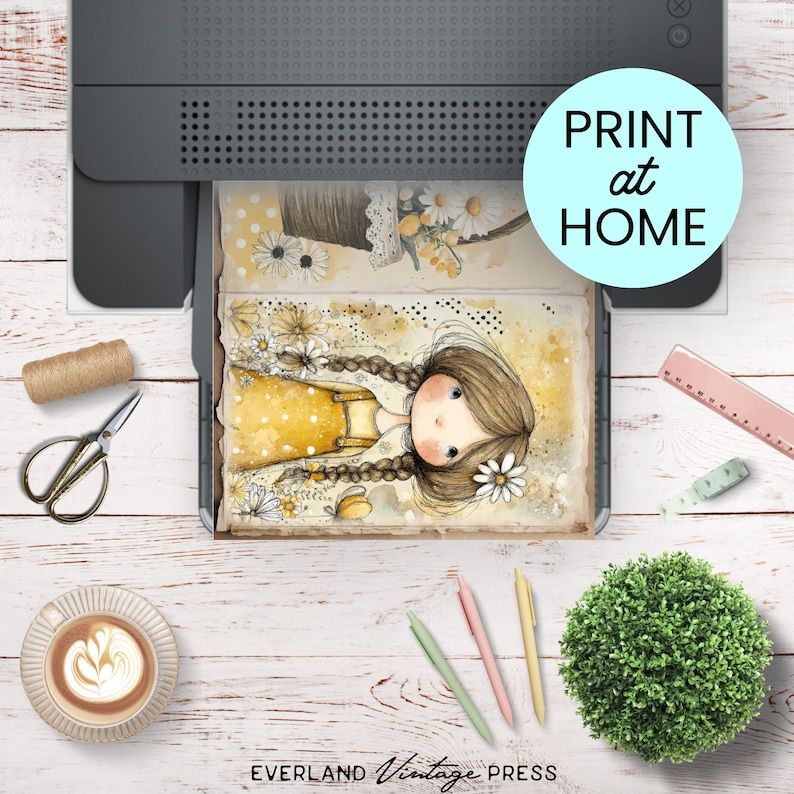 Puede incluir: Una impresora imprime una ilustraci&oacute;n en acuarela de una ni&ntilde;a con largas trenzas y un vestido amarillo. La imagen est&aacute; rodeada de materiales de manualidades, incluyendo tijeras, bol&iacute;grafos y una taza de caf&eacute;. El texto "PRINT at HOME" es visible.