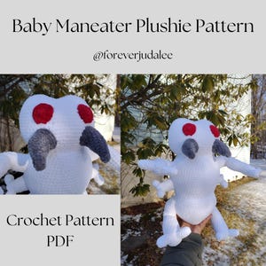 Puede incluir: Un patrón de crochet para un peluche blanco de bebé come-hombres con ojos rojos y cuernos grises. El patrón está disponible para descargar en PDF. La imagen muestra dos versiones del peluche, una en primer plano y la otra sostenida en una mano.