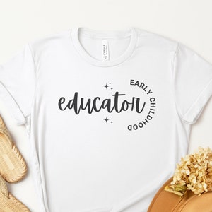 幼児教育者教師シャツ、新学期シャツ、新学期初日Tシャツ、幼稚園教師ギフト、ECEチームTシャツ