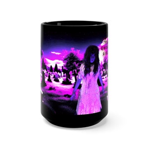 Aterrador Ghoul Girl in Graveyard Taza negra 15oz Diseño 1 Mujer no muerta en blanco. Bueno para la temporada de Halloween, o en cualquier momento!