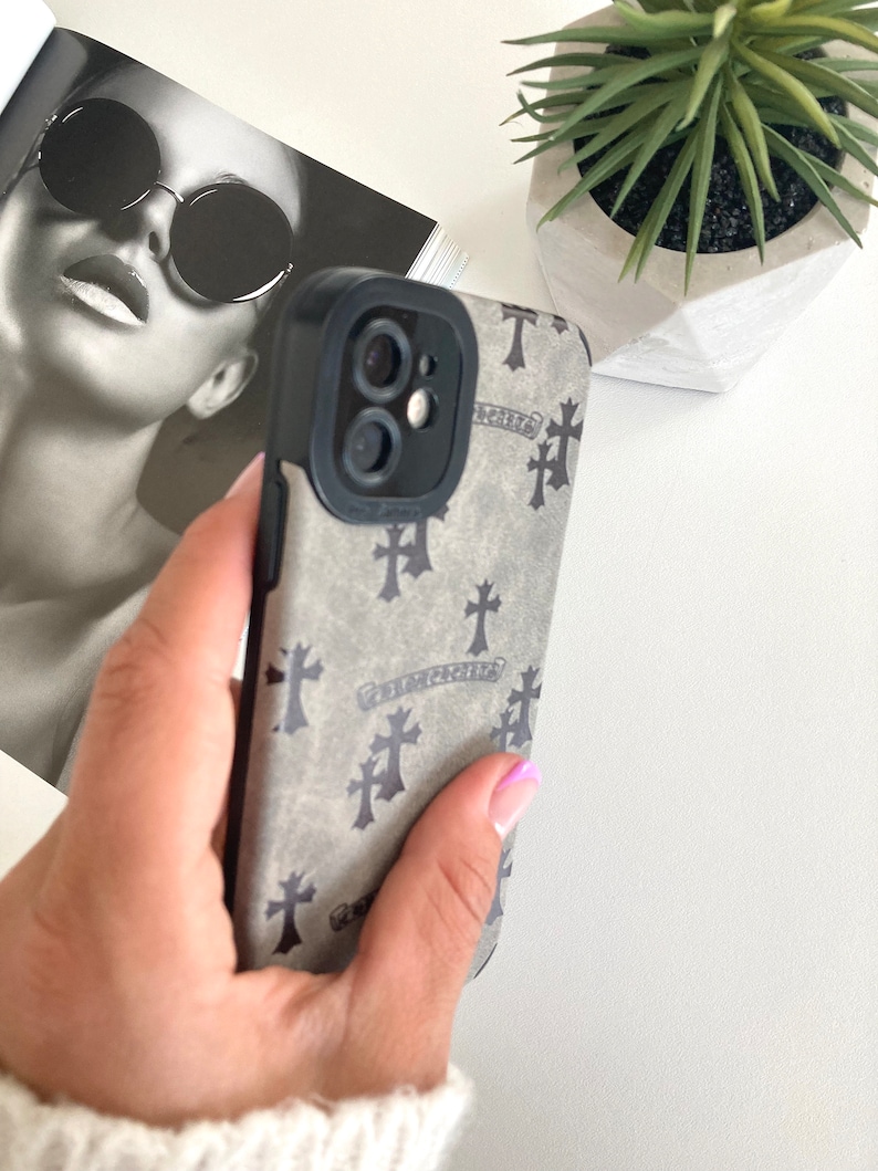 Chrome Hearts Gothic Y2K Cross Leather iPhone Case, Grunge halloween Phone Case, Goth Protective Phone Cover a prueba de golpes, Funda de teléfono celular imagen 3