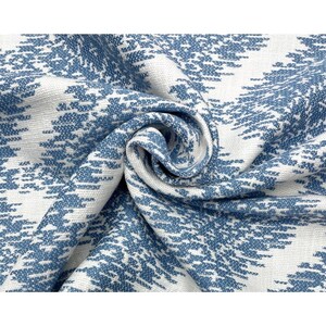 Tela multiusos geométrica Ikat global azul Varney de Ballard Designs cortada a medida 54w imagen 6