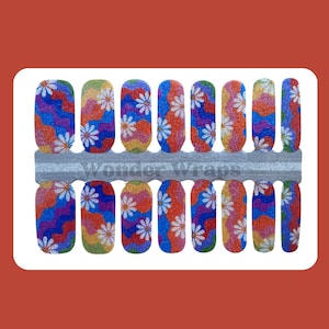 Op de afbeelding: Een set van 10 nagelwraps met een kleurrijk abstract ontwerp met madeliefjes en golvende lijnen. De wraps zijn glitterend en hebben een zilveren achtergrond.