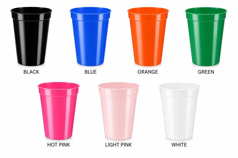 Puede incluir: Siete vasos de pl&aacute;stico dispuestos en dos filas. La fila superior presenta vasos negros, azules, naranjas y verdes. La fila inferior presenta vasos rosa intenso, rosa claro y blancos. Cada vaso tiene un dise&ntilde;o c&oacute;nico liso con un borde ancho.