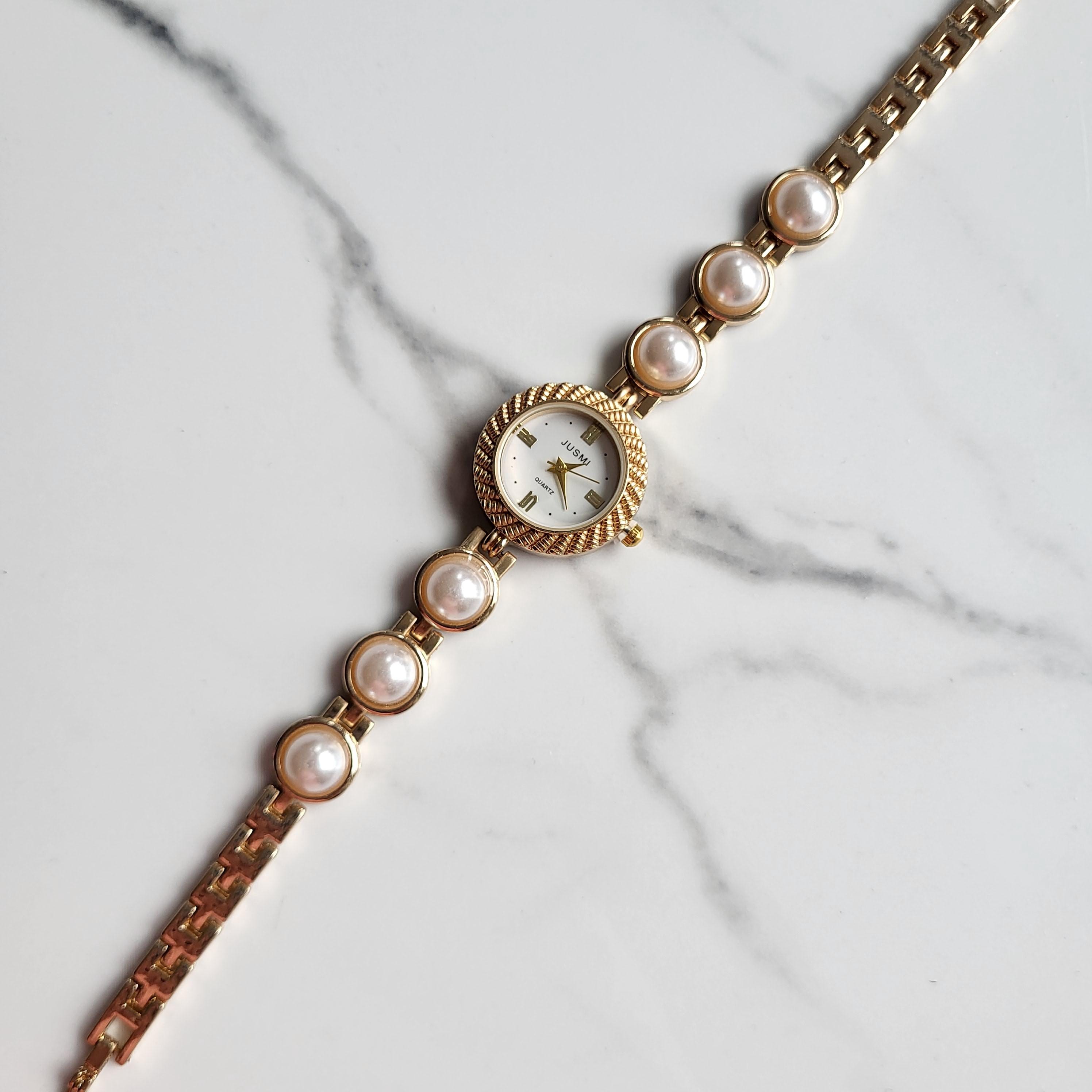 Gold and Pearl Vintage Inspired Elegant Round Wrist Ladies  display picture 3