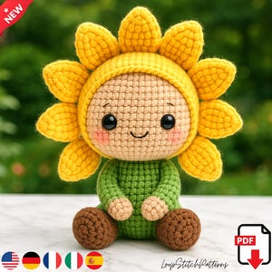 Könnte beinhalten: Handgemachte gehäkelte Sonnenblumenpuppe mit lächelndem Gesicht, die eine gelbe Sonnenblumenkopfbedeckung und einen grünen Körper trägt. Die Puppe hat braune Füße und sitzt. Das Bild enthält den Text "LoopStitchPatterns" und ein PDF-Symbol.