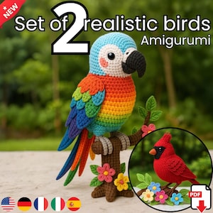 Könnte beinhalten: Ein Set aus zwei realistischen Amigurumi-Vögeln. Einer ist ein bunter Papagei mit blauen, orangefarbenen und grünen Federn, der auf einem gehäkelten Ast mit Blumen sitzt. Der zweite ist ein roter Kardinal. Der Text lautet "Set of 2 realistic birds Amigurumi".