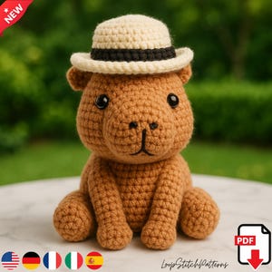 Może przedstawiać: Szydełkowany brązowy kapibara w kremowym kapeluszu z czarną opaską. Zwierzę amigurumi ma czarne oczy i siedzi. Obraz zawiera tekst "LoopStitchPatterns" i ikonę "PDF".