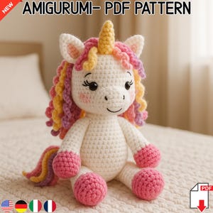 Könnte beinhalten: Gehäkelte Einhorn-Puppe mit weißem Körper, rosa Hufen und gelbem Horn. Das Einhorn hat rosa und gelocktes gelbes Haar und schwarze Augen. Der Text "AMIGURUMI - PDF PATTERN" ist im Bild zu sehen.