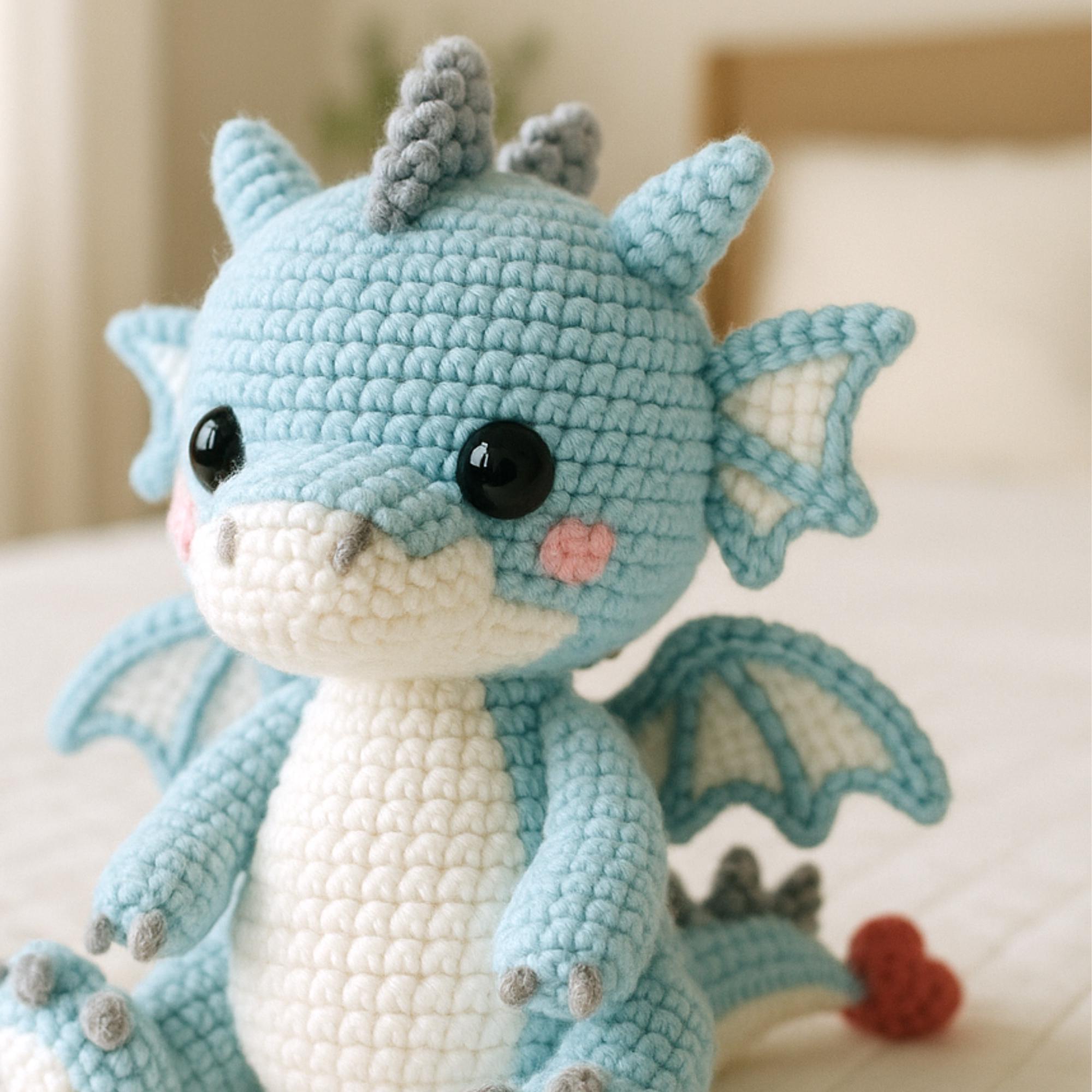 ドラゴン　水色ドラゴン　ハンドメイド　編みぐるみ　あみぐるみ　編み物 アミグルミ ブルードラゴンの編み図 – 簡単DIYぬいぐるみ
