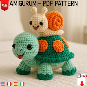 Peut inclure: Une tortue en crochet verte avec des taches orange sur sa carapace, portant un escargot en crochet avec une coquille orange sur son dos. La tortue et l'escargot ont des yeux noirs et des bouches souriantes.