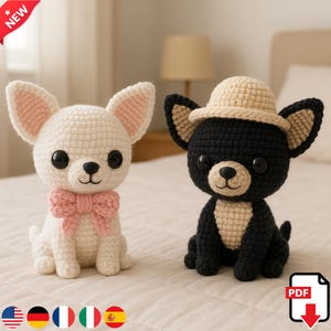 Puede incluir: Dos figuras de perro Chihuahua de ganchillo. Una es blanca con una pajarita rosa, la otra es negra con un sombrero beige. Ambos tienen grandes ojos negros y están sentados erguidos. Los perros están hechos a mano y probablemente sean artículos decorativos.