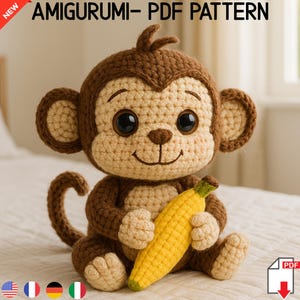 Könnte beinhalten: Ein gehäkeltes Amigurumi-Affenspielzeug, das eine gelbe Banane hält. Der Affe hat braunes Fell, große braune Augen und ein lächelndes Gesicht. Das Spielzeug sitzt auf einer weißen Oberfläche. Das Bild enthält den Text "AMIGURUMI - PDF PATTERN".