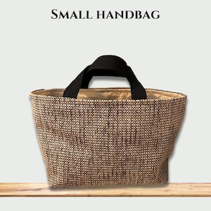 Bolso pequeño de tela texturizado en negro y fuego