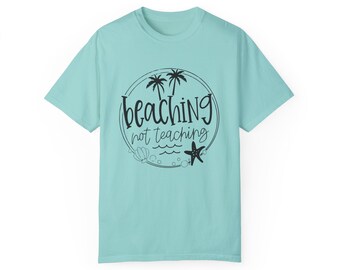 Stranden in plaats van lesgeven, shirt laatste schooldag leraar, leraar vrij, leraar cadeau, uniseks kledingstukgeverfd T-shirt