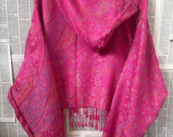 Sudadera corta con capucha de pashmina