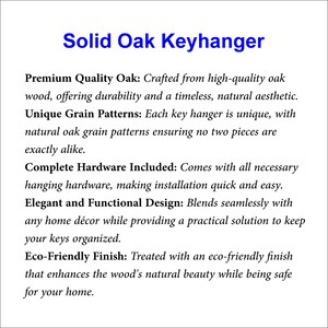 Op de afbeelding: Een witte informatieve afbeelding met de tekst Solid Oak Keyhanger, gevolgd door opsommingstekens die de productkenmerken beschrijven: Premium Quality Oak, Unique Grain Patterns, Complete Hardware Included, Elegant and Functional Design en Eco-Friendly Finish.