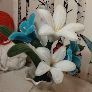 Ręcznie robione kwiaty lilii w doniczce z rurki czyszczącej