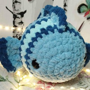 Colorato pesce all&#39;uncinetto amigurumi pesce peluche fatto a mano in blu