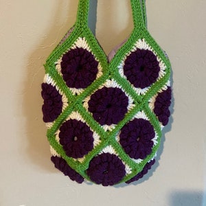 Bolso de ganchillo Vintage Grandma Square con ribete verde lima y flores moradas, completamente forrado, ¡ideal para agregar a tu guardarropa vintage!