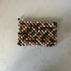 Monedero o cartera vintage de los años 70 con cuentas en tono madera, cierre de cremallera en la parte superior, etiqueta original, 6,5" x 4,5": ¡un accesorio moderno o un gran regalo!