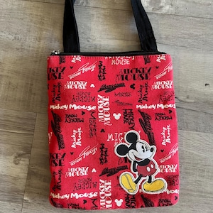 Bolso bandolera vintage de Mickey Mouse con correa ajustable y cierre de cremallera en perfecto estado. Incluye monedero de piel vintage.