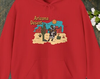 Può includere: Felpa con cappuccio rossa con una grafica di un cowboy a cavallo nel deserto dell'Arizona. La grafica include il testo "Arizona Desert".