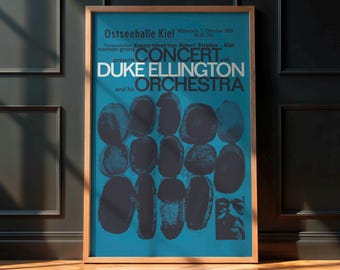 Könnte beinhalten: Gerahmtes Konzertplakat mit "Duke Ellington and his Orchestra". Das Plakat hat einen türkisfarbenen Hintergrund mit dunkelblauen abstrakten Formen und Text. Das Plakat befindet sich in einem Holzrahmen und wird vor einer dunklen Wand ausgestellt.