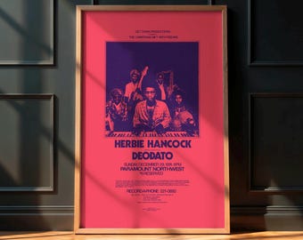 Könnte beinhalten: Ein gerahmtes Konzertplakat mit leuchtend rosa Hintergrund und einem dunkelvioletten zentralen Bild von Herbie Hancock und Deodato bei einem Auftritt. Der Text enthält die Namen der Künstler, das Datum Sonntag, 29. Dezember 1974, und den Veranstaltungsort Paramount Northwest.