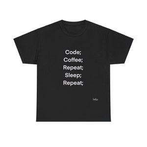 Pode incluir: Camiseta preta com texto branco que diz "Código; Café; Repetir; Dormir; Repetir;"