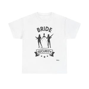 以下が含まれることがあります： 黒いグラフィックデザインの白いTシャツ。デザインは、武器を持っている2人の人物に挟まれた花嫁のシルエットの上に「BRIDE SECURITY」というテキストを表示しています。3つの星が付いたバナーが下にあります。
