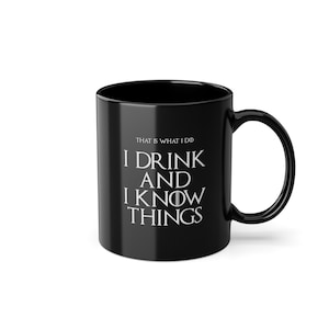 Könnte beinhalten: Schwarze Keramik-Kaffeetasse mit weißem Text, der "That is what I do I drink and I know things" lautet.