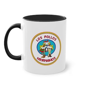 Peut inclure: Mug en céramique blanche avec intérieur et anse noirs. Le mug présente un logo circulaire coloré avec le texte "LOS POLLOS HERMANOS" et deux poulets de dessin animé.