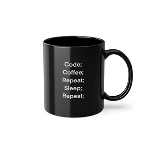 Pode incluir: Caneca de café preta com texto branco que diz "Código; Café; Repetir; Dormir; Repetir;"