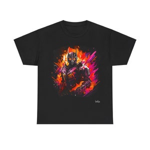 Könnte beinhalten: Schwarzes T-Shirt mit einer bunten Grafik eines Superhelden in einem dunklen Anzug mit einem leuchtend roten und violetten Design.