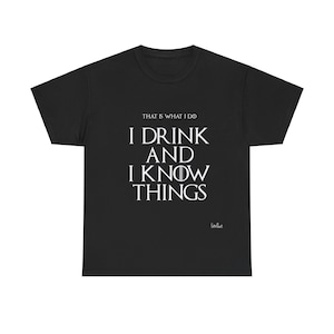 Könnte beinhalten: Schwarzes T-Shirt mit weißem Text, der "That is what I do I drink and I know things" lautet.