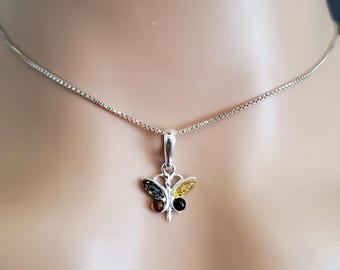 スターリングシルバーとバルト海の蝶のペンダントまたはネックレス
