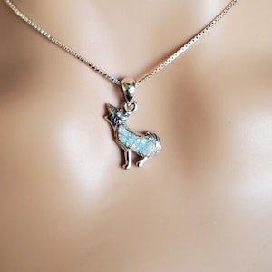 ホワイトファイヤーオパールウルフペンダントネックレス/ハウリングウルフオパールネックレス/ホワイトインレイペンダント/チェーン付きホワイトオパール/スターリングシルバーペンダント/A89