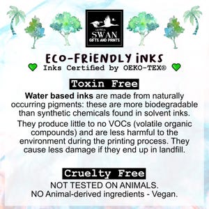 Puede incluir: Un gr&aacute;fico con un coraz&oacute;n verde, un logotipo de cisne blanco y el texto "ECO-FRIENDLY INKS" en negro. El texto "Inks Certified by OEKO-TEX&reg;" est&aacute; en negro. El texto "Toxin Free" est&aacute; en negro. El texto "Las tintas a base de agua est&aacute;n hechas de pigmentos naturales: son m&aacute;s biodegradables que los productos qu&iacute;micos sint&eacute;ticos que se encuentran en las tintas solubles. Producen pocos o ning&uacute;n COV (compuestos org&aacute;nicos vol&aacute;tiles) y son menos da&ntilde;inos para el medio ambiente durante el proceso de impresi&oacute;n. Causan menos da&ntilde;os si terminan en un vertedero." est&aacute; en negro. El texto "Cruelty Free" est&aacute; en negro. El texto "NOT TESTED ON ANIMALS. NO Animal-derived ingredients - Vegan." est&aacute; en negro.