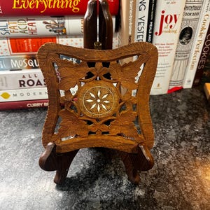 Vintage handgeschnitzter Teakholz Untersetzer mit eingelegtem Blumenmuster - kunstvoll & dekorativ