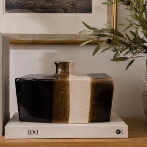 Jarrón de cerámica de estudio firmado, pieza de cerámica moderna de mediados de siglo.