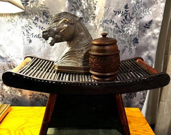 Sgabello vintage asiatico in bambù, panca curva, decorazione in rattan