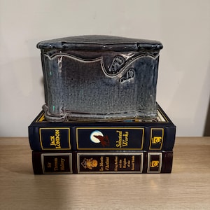 Caja de cerámica firmada, con tapa, color azul grisáceo.