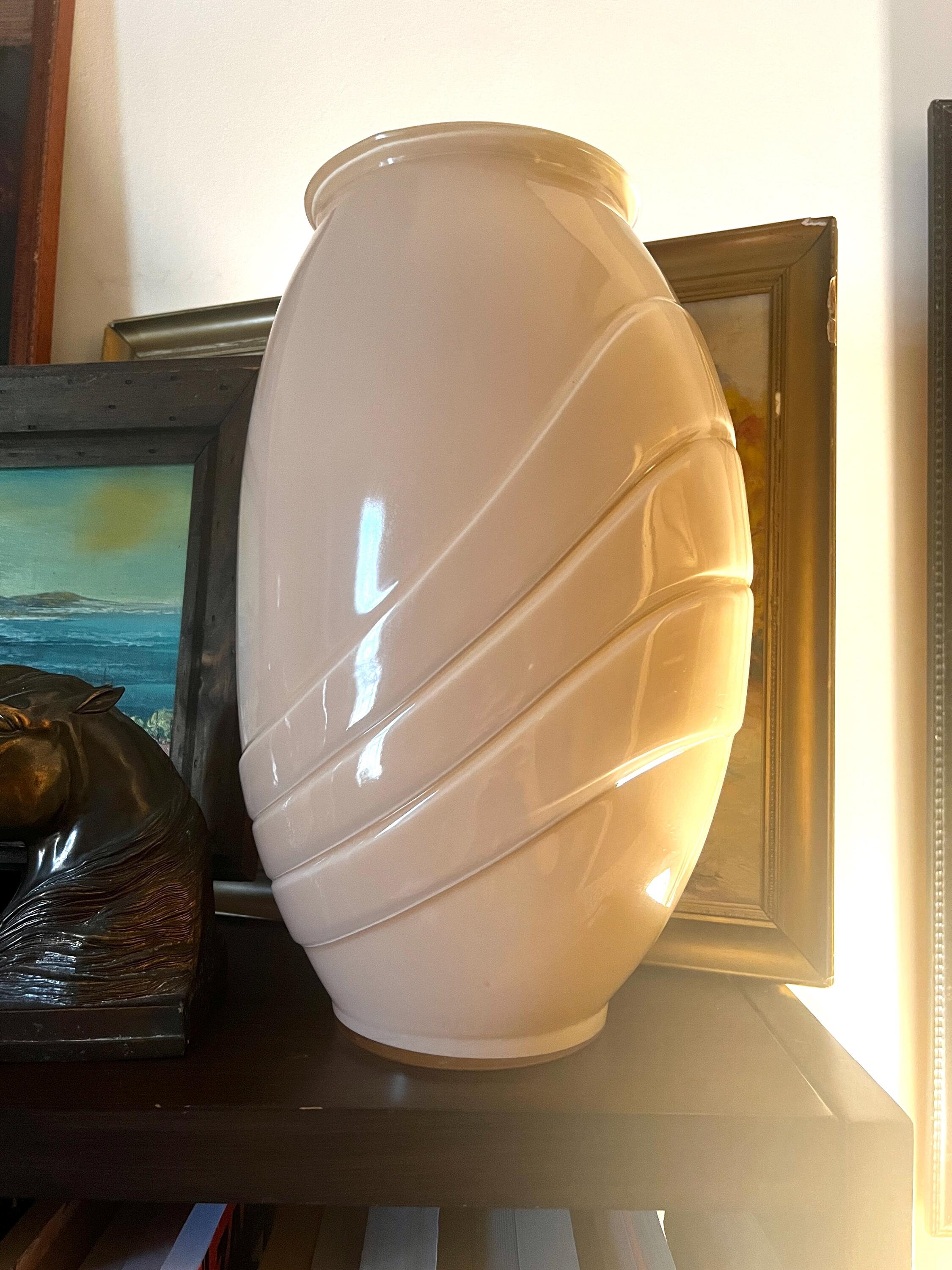 Grande vaso ondulato in stile Art Déco Revival rosa chiaro