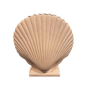 Może przedstawiać: Ceramiczny wazon w kształcie muszli w jasnym, brzoskwiniowym kolorze. Wazon ma falisty brzeg i żebrowaną fakturę, stoi na kwadratowej podstawie. Projekt nawiązuje do wystroju nadmorskiego.