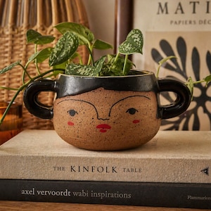 Maceta de cerámica hecha a mano con forma de rostro de ALMa Design Studio