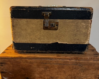 Maleta/caja de almacenamiento vintage desgastada en color negro y crema, estilo shabby chic.