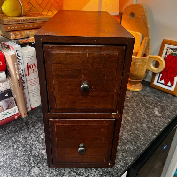 Vintage kaartencatalogus met twee lades op tafelblad - functionele en tijdloze charme